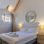 King Bed Suite, Loft With 3wc, Ac & Self-check-in. * Лісабон
