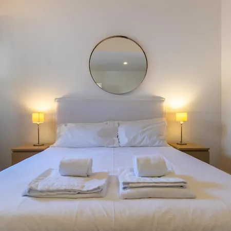 King Bed Suite, Loft With 3wc, Ac & Self-check-in. Лісабон